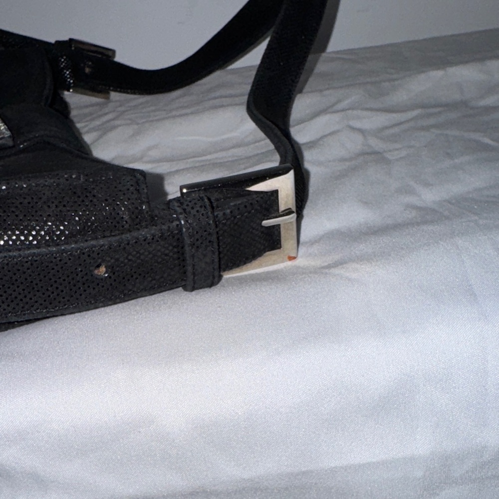 Chic Black Shoulder Bag with Embellished Clasp - Picture 5 of 7
